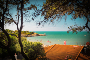 Blick vom Campingplatz San Nicola bei Peschici zum Trabucco „Mimì“
