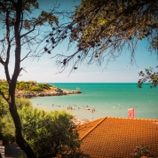 Blick vom Campingplatz San Nicola bei Peschici zum Trabucco „Mimì“